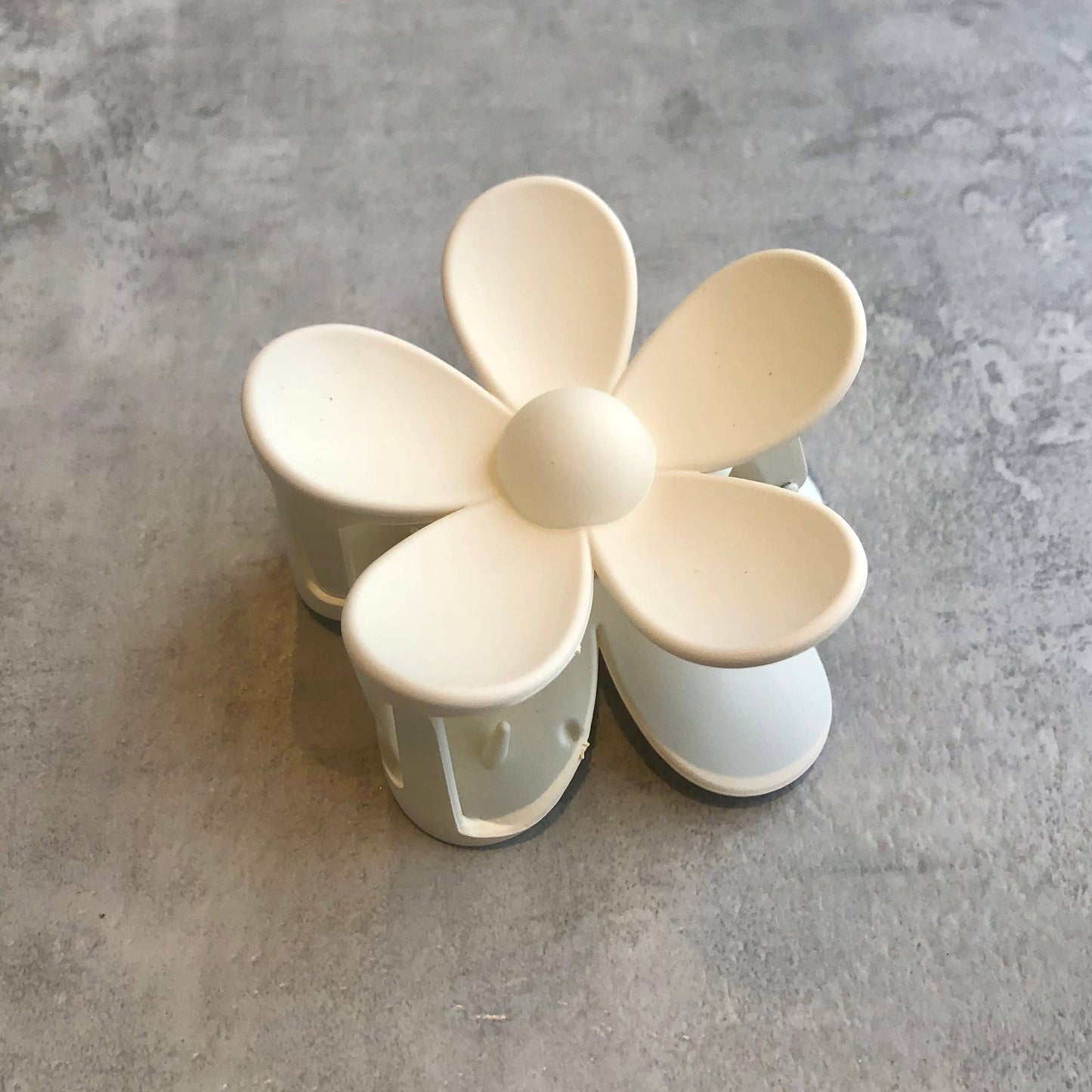 Daisy flower 3" matt clip hair fashion accessory claw: Glacier