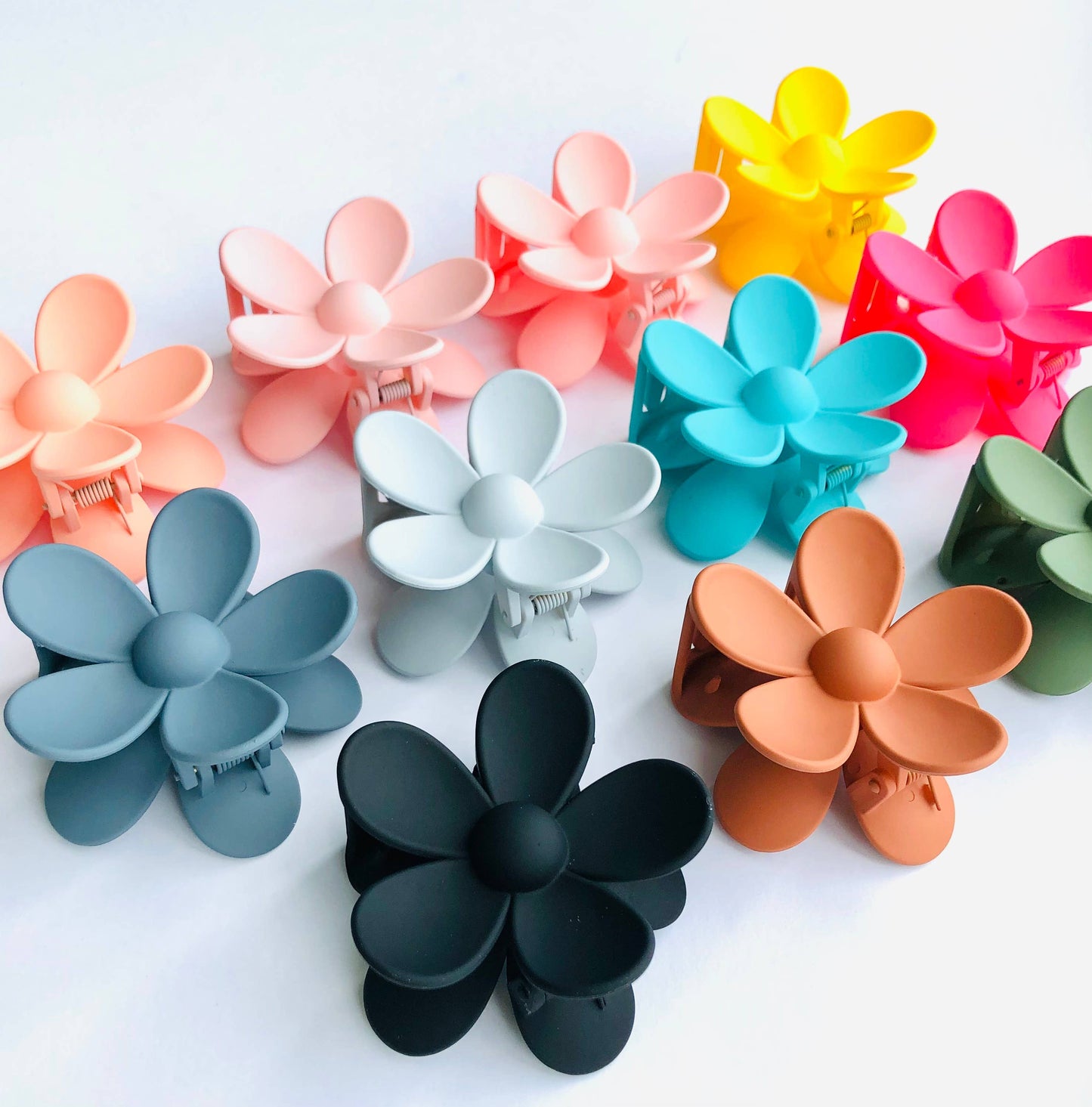 Daisy flower 3" matt clip hair fashion accessory claw: Glacier