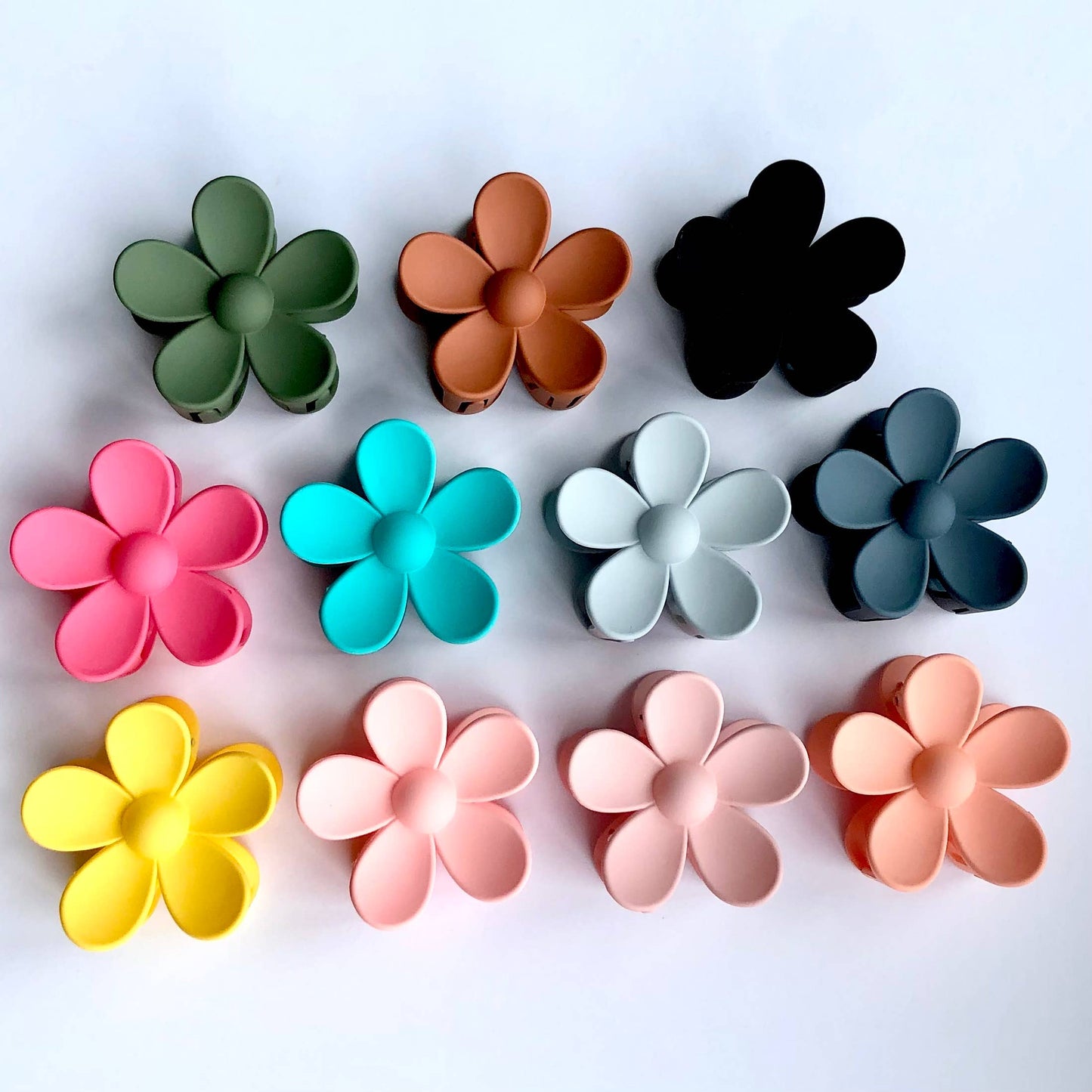 Daisy flower 3" matt clip hair fashion accessory claw: Black