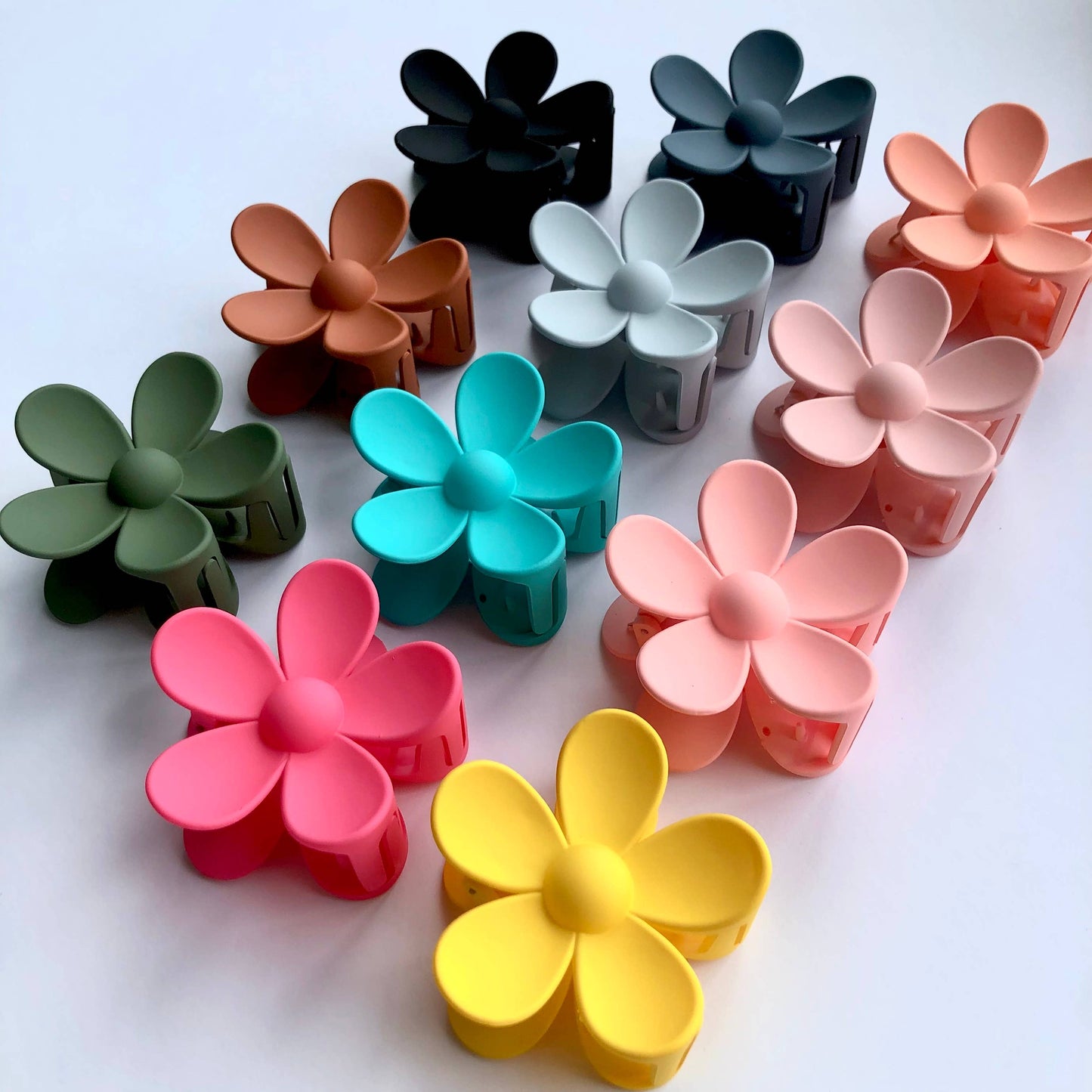 Daisy flower 3" matt clip hair fashion accessory claw: Glacier