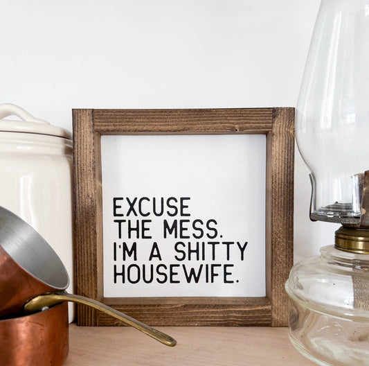 Excuse the mess I'm a shitty housewife: White / Dark Walnut