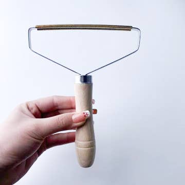 Eco-Friendly Wooden Lint Remover: Long Handle